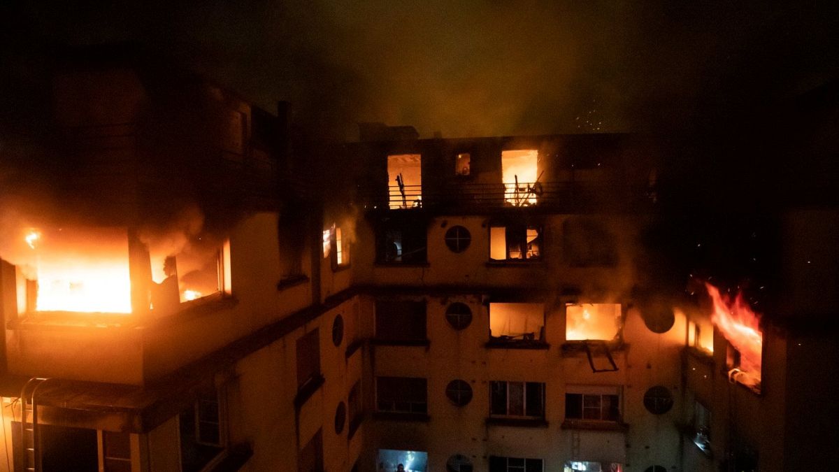 Paris'in merkezinde yangın: 10 kişi hayatını kaybetti