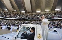 El papa se despide de Abu Dabi con una misa masiva