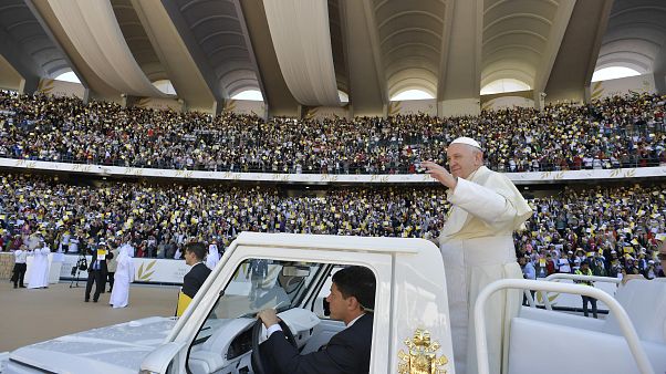 El papa se despide de Abu Dabi con una misa masiva El papa se despide de Abu Dabi con una misa masiva
