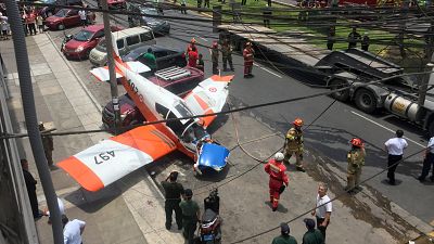 شاهد:  سقوط طائرة بالقرب من مشاة في أحد شوارع عاصمة البيرو