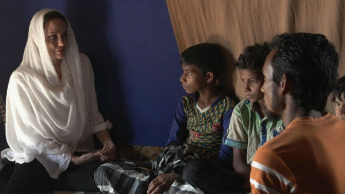 أنجلينا جولي تزور مخيمات لاجئي الروهينغيا في بنغلاديش