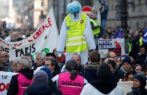 Sindicatos y 'chalecos amarillos' marchan juntos contra Macron por primera vez