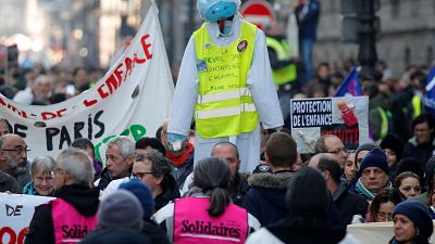 محتجو السترات الصفراء في فرنسا ينضمون إلى مسيرة نقابية