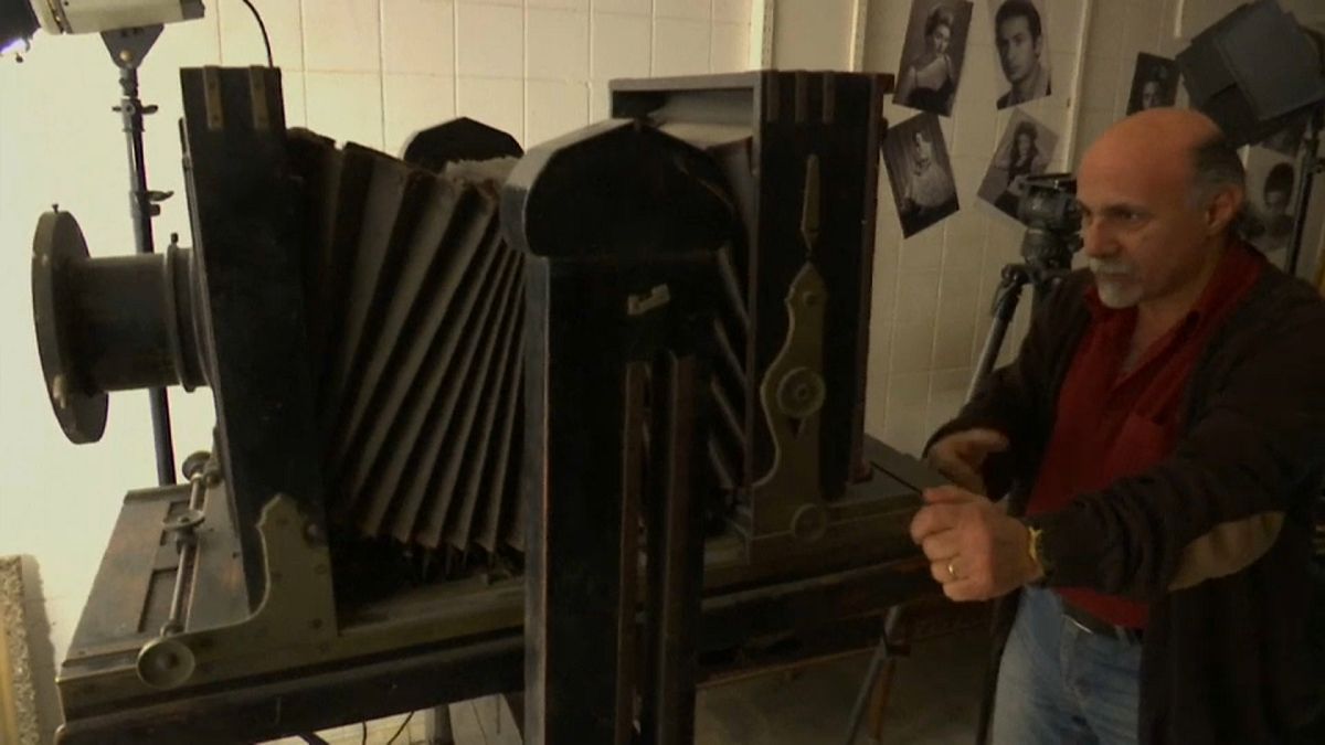 Video | Osmanlı döneminde getirilen makineyle vesikalık çeken Mısırlı fotoğrafçı