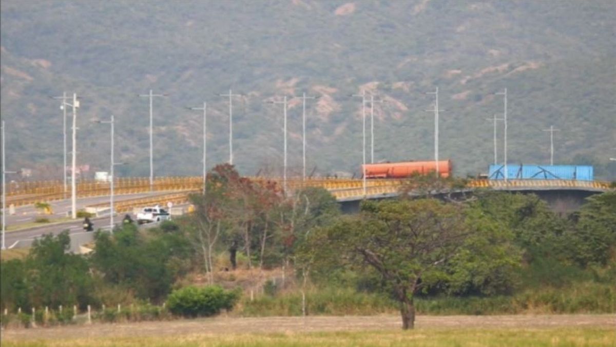 Militares venezolanos bloquean la frontera con Colombia