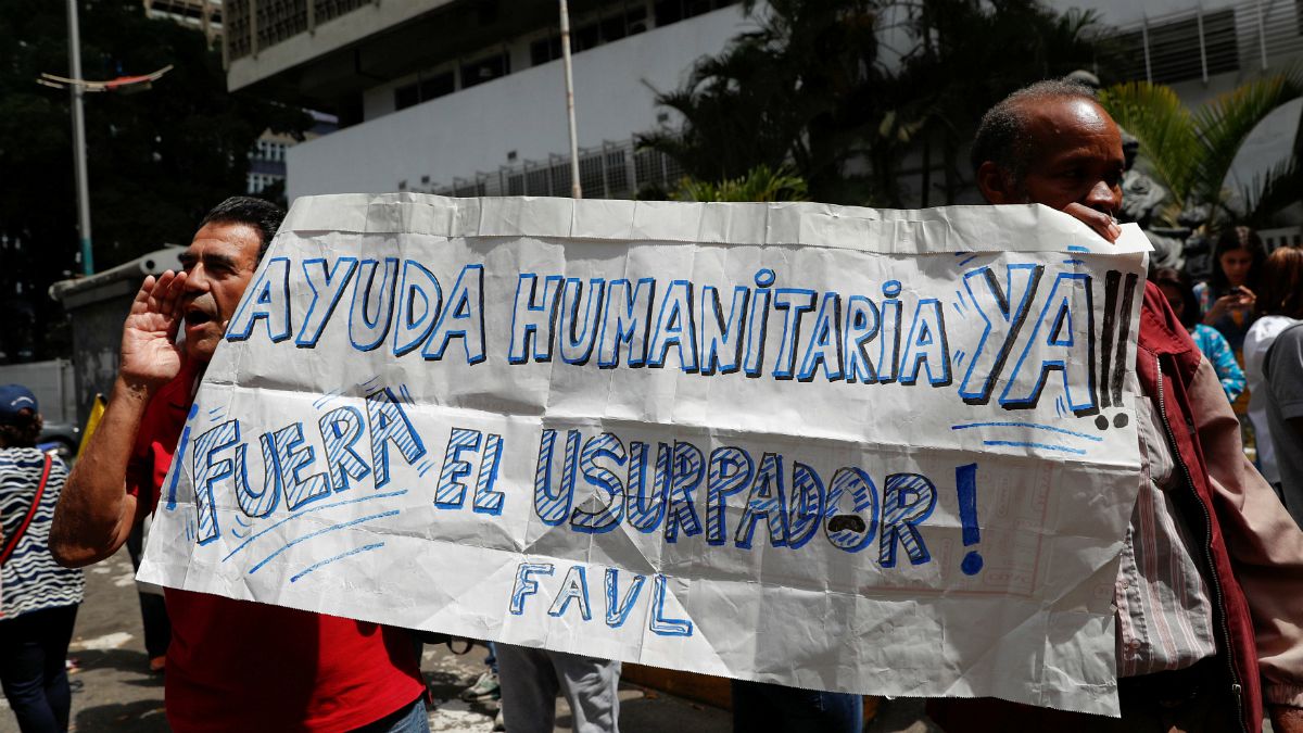 Apoiantes do líder da Assembleia Nacional num protesto contra Maduro