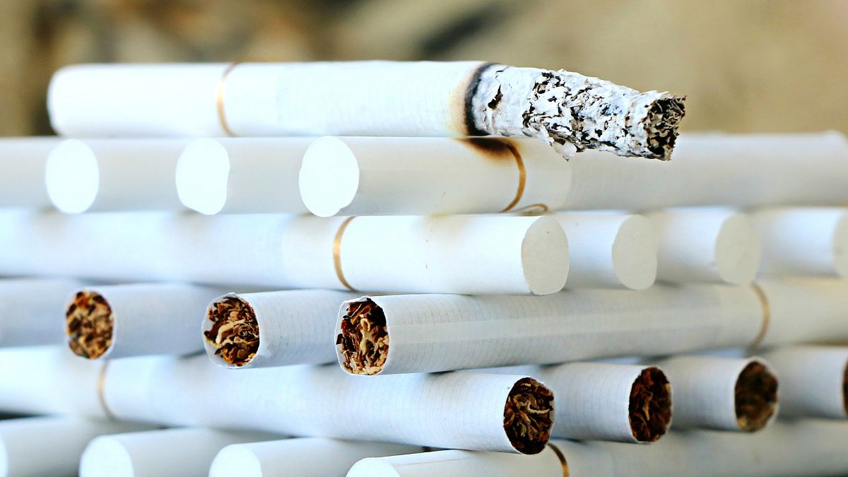 Испанца лишили права опеки над детьми за курение