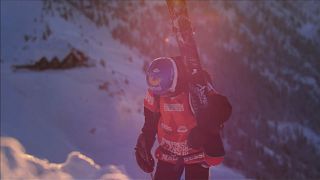 Skifahrer und Snowboarder treffen sich beim Freeride World Tour Event in Kanada