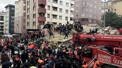 Video: İstanbul'da çok katlı bina çöktü, en az 21 kişi öldü