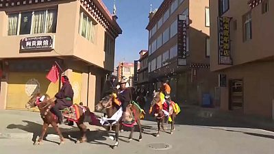 مراسم سوزاندن توت و گردش با اسب به مناسبت سال نوی تبتی