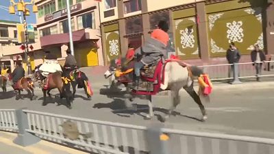 Tibeter feiern Neujahrsfest in China mit einer Pferdeparade