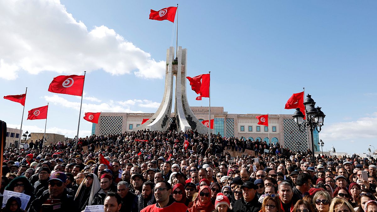 احتشد المعلمون في ساحة القصبة أمام مبنى الحكومة التونسية 