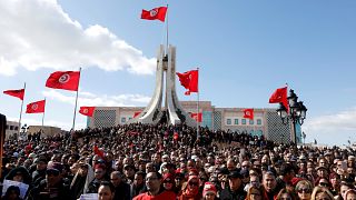 احتشد المعلمون في ساحة القصبة أمام مبنى الحكومة التونسية