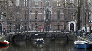 Amsterdam'da silahlı bir kişi merkez bankası yakınında vuruldu