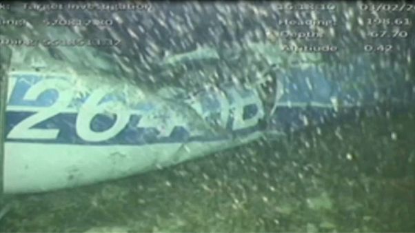 Almeno un corpo nel relitto dell'aereo di Sala Almeno un corpo nel relitto dell'aereo di Sala