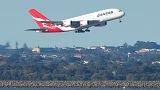 Airbus A380 im Sinkflug