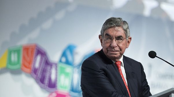 Nuevas denuncias de acoso contra Óscar Arias: "Me pasó la mano entre los pechos" Nuevas denuncias de acoso contra Óscar Arias: "Me pasó la mano entre los pechos"