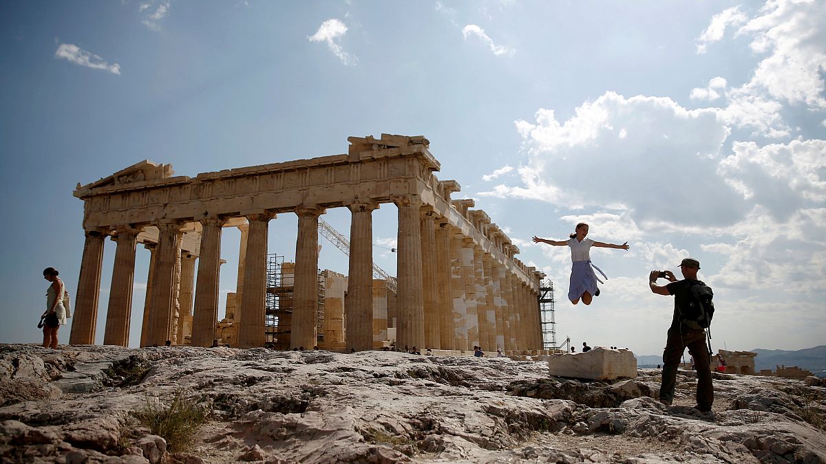 Κομισιόν: Με πάνω από 2% τρέχει η ανάπτυξη στην Ελλάδα