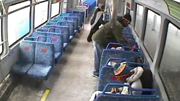 East Cleveland: Vater raucht und vergisst sein Baby im Zug East Cleveland: Vater raucht und vergisst sein Baby im Zug