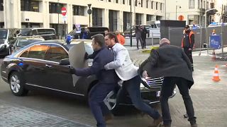 شاهد: متظاهر يحاول اعتراض موكب تيريزا ماي أمام مقر الاتحاد الأوروبي في بروكسل