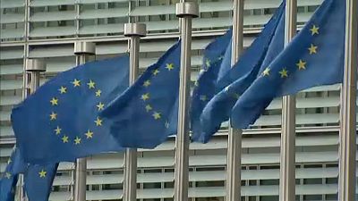 Η Κομισιόν αναθεωρεί προς τα κάτω τις προβλέψεις για την ανάπτυξη στην Ευρωζώνη