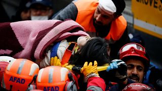 Istanbul : les secours extirpent une fillette des décombres de l'immeuble effondré