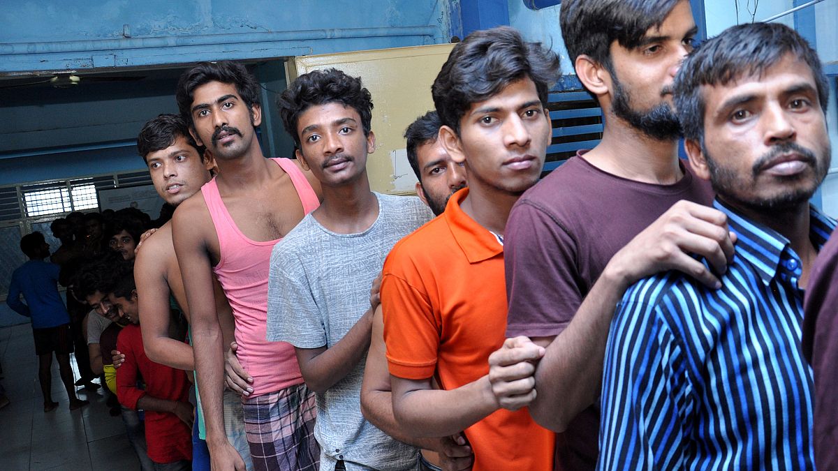 رجال من بنجلاديش يصلون الى مركز احتجاز للمهاجرين في سومطرة الشمالية