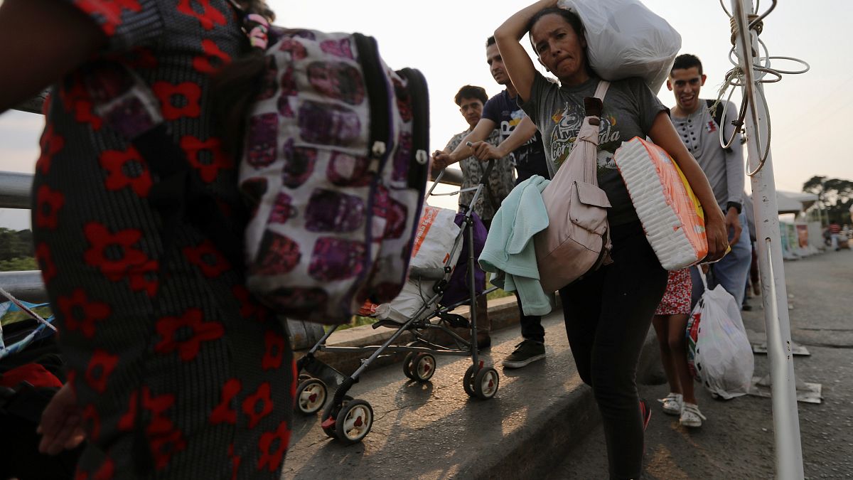 شاهد: فنزويليون يمشون إلى كولومبيا للحصول على المساعدات