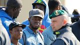 Migrantes africanos do centro de Mineo, em Itália, são relocalizados