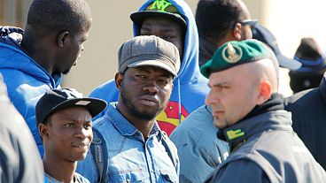 Migrantes africanos do centro de Mineo, em Itália, são relocalizados