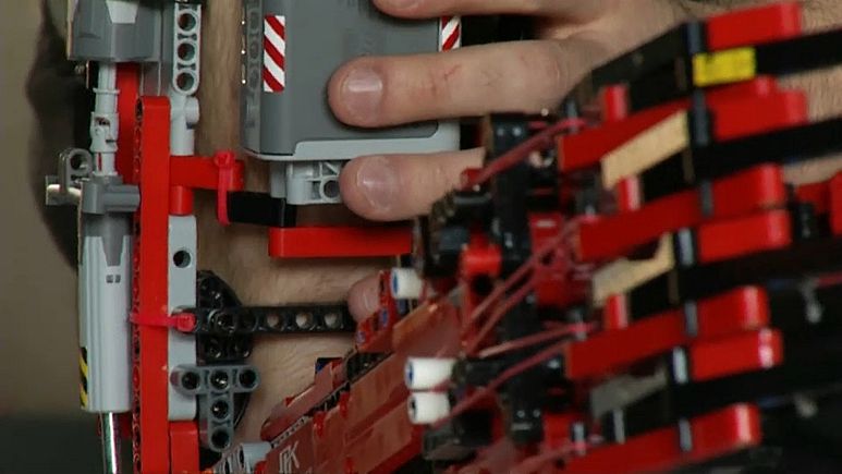 Mattoncino dopo mattoncino, costruisce il suo braccio di Lego Mattoncino dopo mattoncino, costruisce il suo braccio di Lego