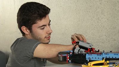 19 yaşındaki biyomühendis engelini hayal gücüyle aştı, legolardan protez kol tasarladı