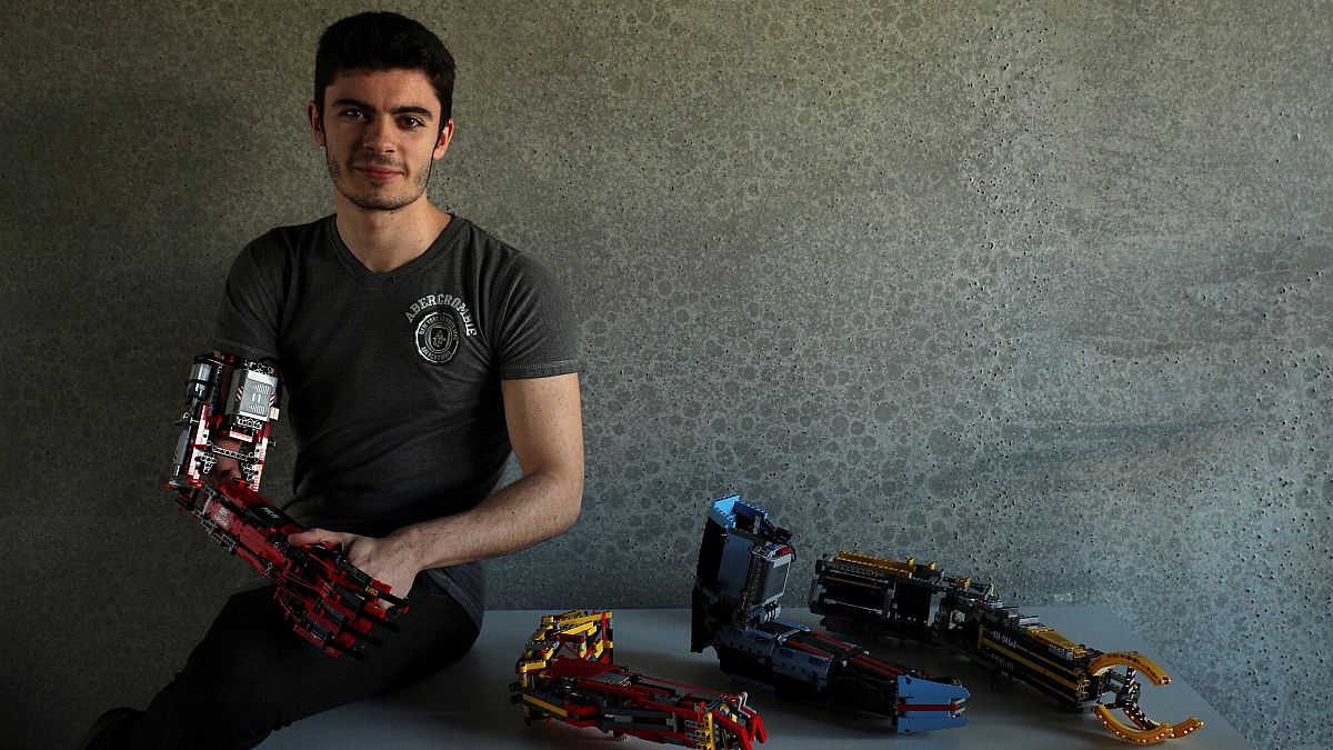 Ένας σύγχρονος ήρωας με χέρι από LEGO