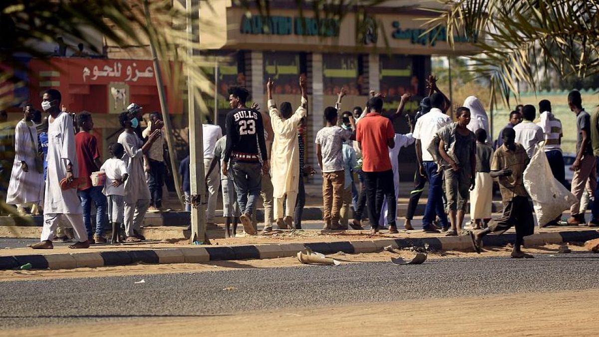 مسؤول: إصابات ناجمة عن "أداة صلبة" تسببت بوفاة معلم سوداني في الحجز