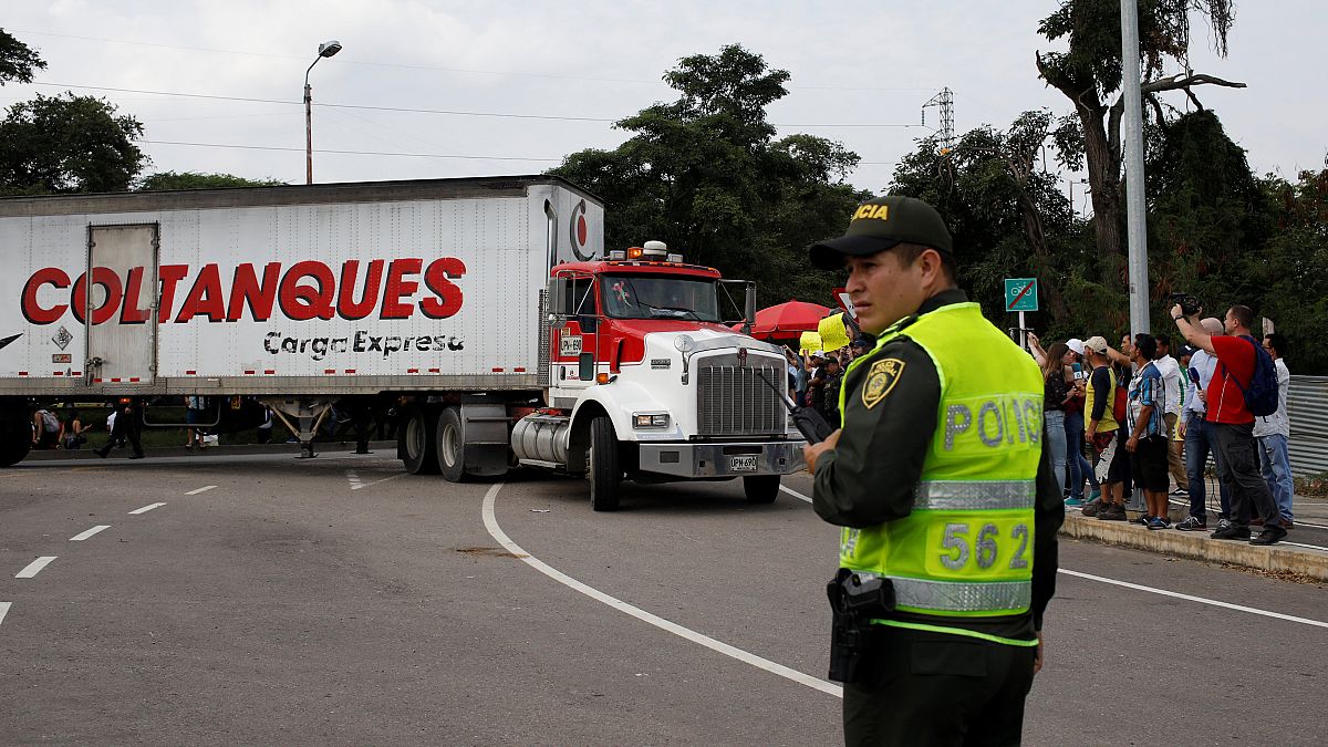 ABD'nin Venezuela için gönderdiği insani yardım konvoyu Kolombiya sınırında