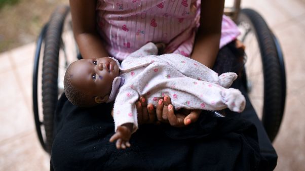 Sierra Leone: 5 yaşındaki kız çocuğuna tecavüzün ardından 'acil durum' ilan edildi Sierra Leone: 5 yaşındaki kız çocuğuna tecavüzün ardından 'acil durum' ilan edildi