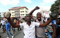 Des Haïtiens en colère manifestent contre la vie chère, 2 morts