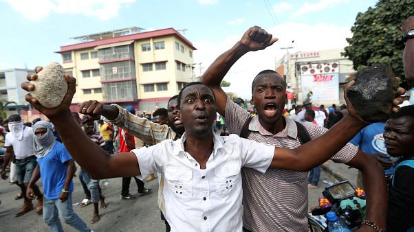 Des Haïtiens en colère manifestent contre la vie chère, 2 morts Des Haïtiens en colère manifestent contre la vie chère, 2 morts