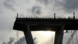 Giù il primo pezzo del ponte Morandi