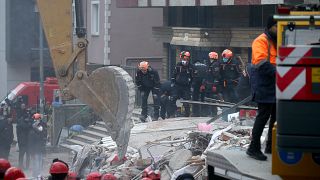 AKUT: İstanbul'da çöken binada son moloz kalkana kadar umut devam ediyor