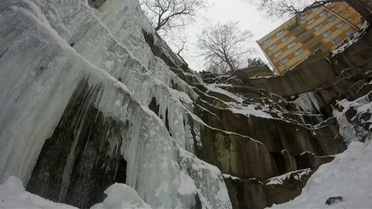 Tschechien: Innerstädtische Eiswand lockt Kletterer 