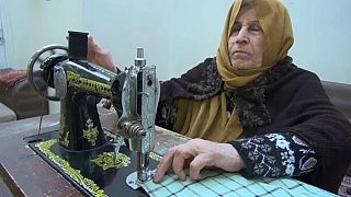 فيديو: سيّدة كفيفة من كردستان تعيل أسرة من عملها كخيّاطة