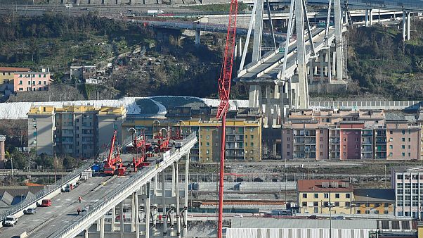 Restos da Ponte Morandi estão a ser demolidos para dar lugar a novo viaduto Restos da Ponte Morandi estão a ser demolidos para dar lugar a novo viaduto