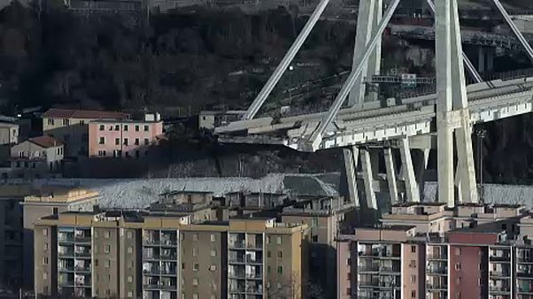 El primer ministro italiano acude a la demolición del puente Morandi en Italia El primer ministro italiano acude a la demolición del puente Morandi en Italia