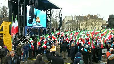 Paris'te İranlılar ülkelerindeki rejimin değişmesi için gösteri düzenledi