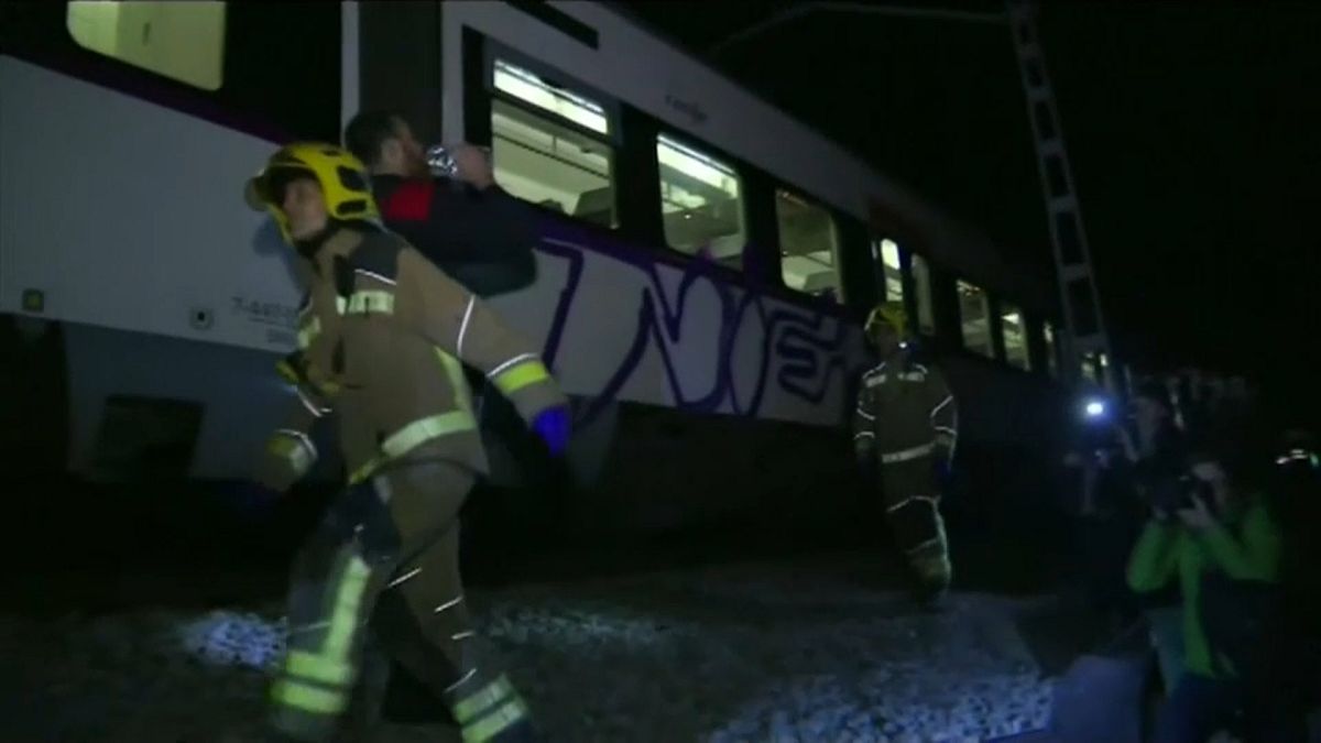 Frontálisan ütköztek vonatok Barcelona közelében 