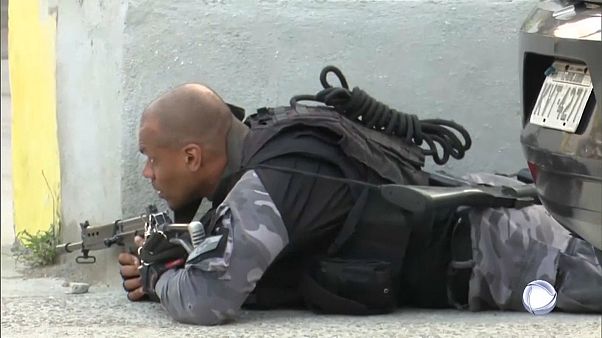 Filmbe illő utcai lövöldözés Rióban Filmbe illő utcai lövöldözés Rióban