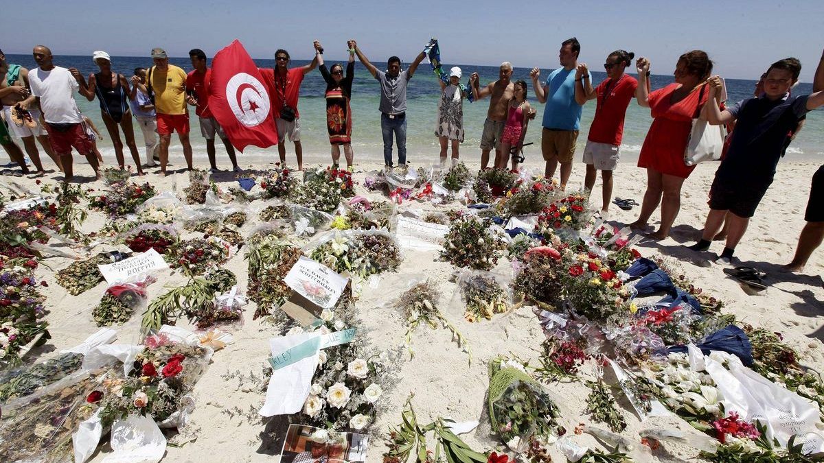Tunus'ta 60 kişinin öldürüldüğü terör saldırılarının sanıklarına ömür boyu hapis cezası