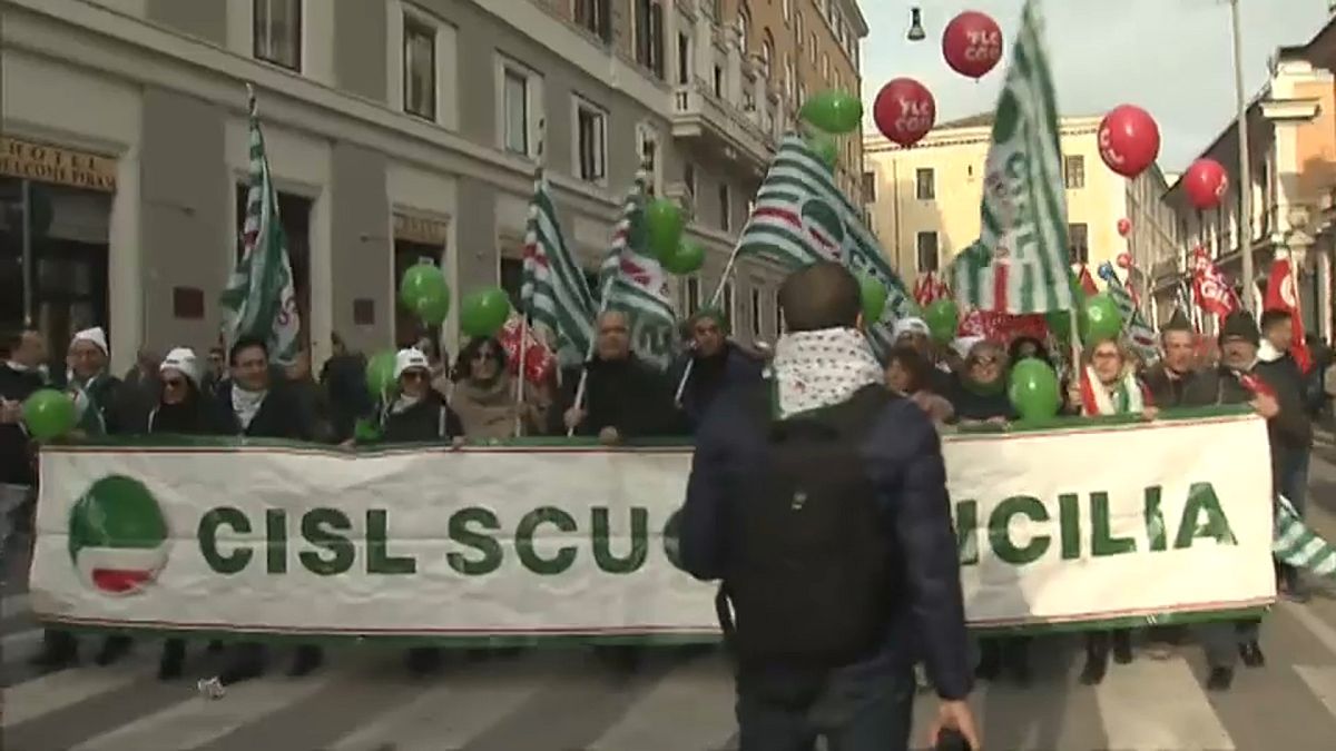 Az olasz kormány gazdaságpolitikája ellen tüntettek