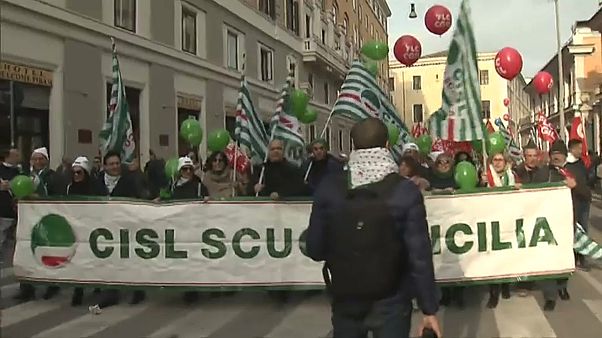 Roma vive protesto transversal contra governo italiano Roma vive protesto transversal contra governo italiano